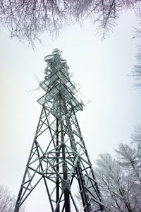 LTE-Basisstation Turm im Winter